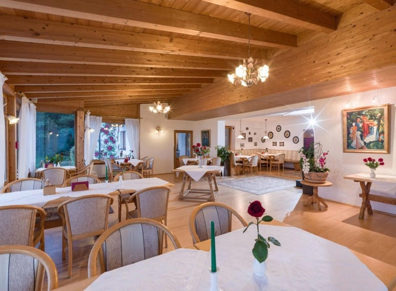 hotel_rosenhof_kreutgasse_23_oberndorf_10_2021_stube.jpg