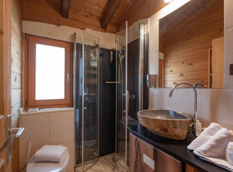 hotel_rosenhof_kreuzgasse_23_oberndorf_08_2019_haus_laerche_badezimmer.jpg