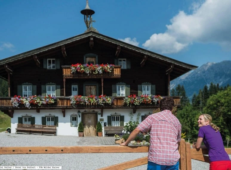 bergdoktorhausellmaufotopetervon.jpg
